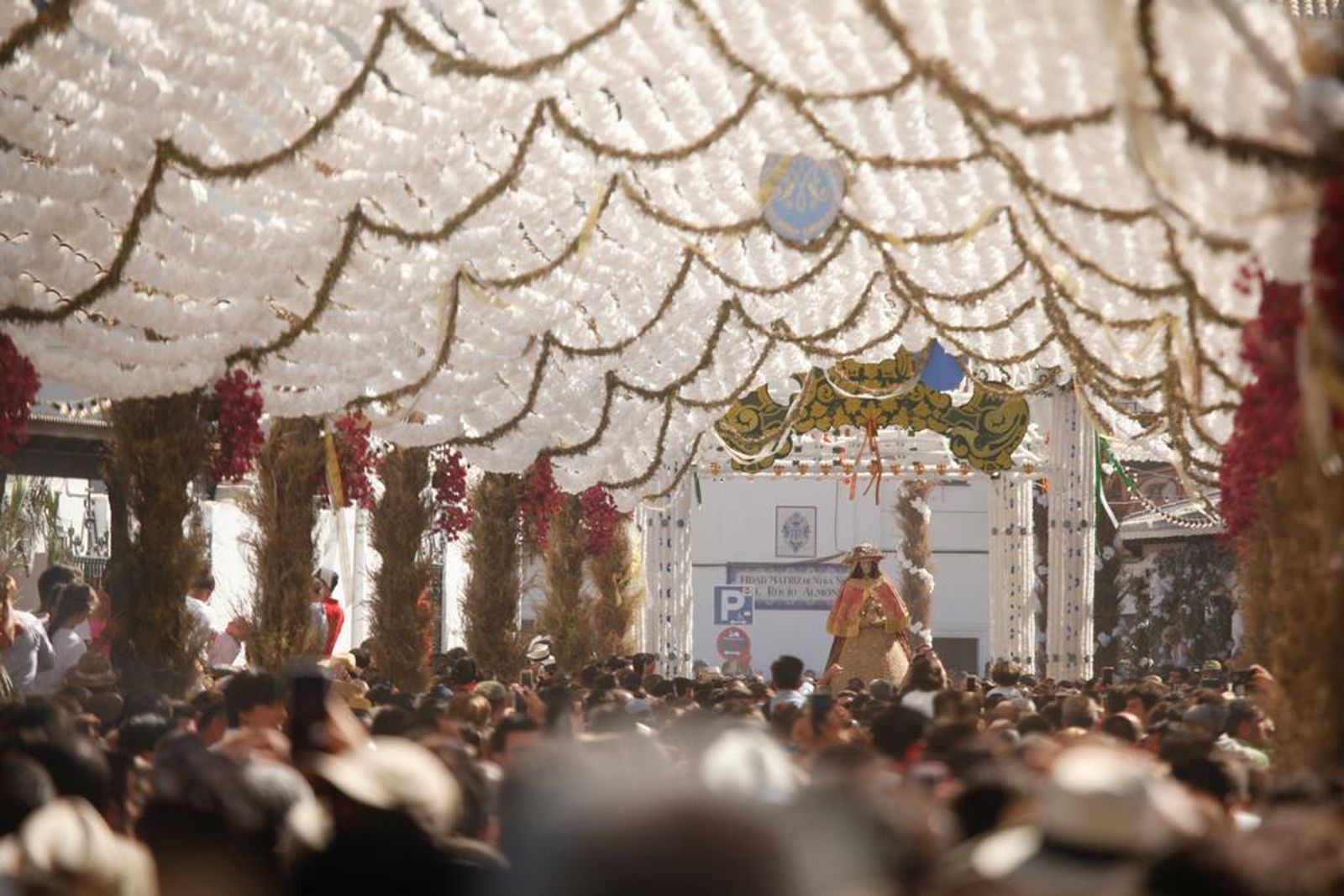 La Virgen del Rocío camina por la calle La Romería.