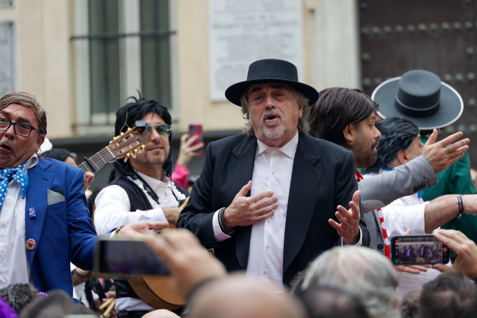 Las mejores imágenes de un Lunes de Coros pasado por agua en el Carnaval de Cádiz 2024