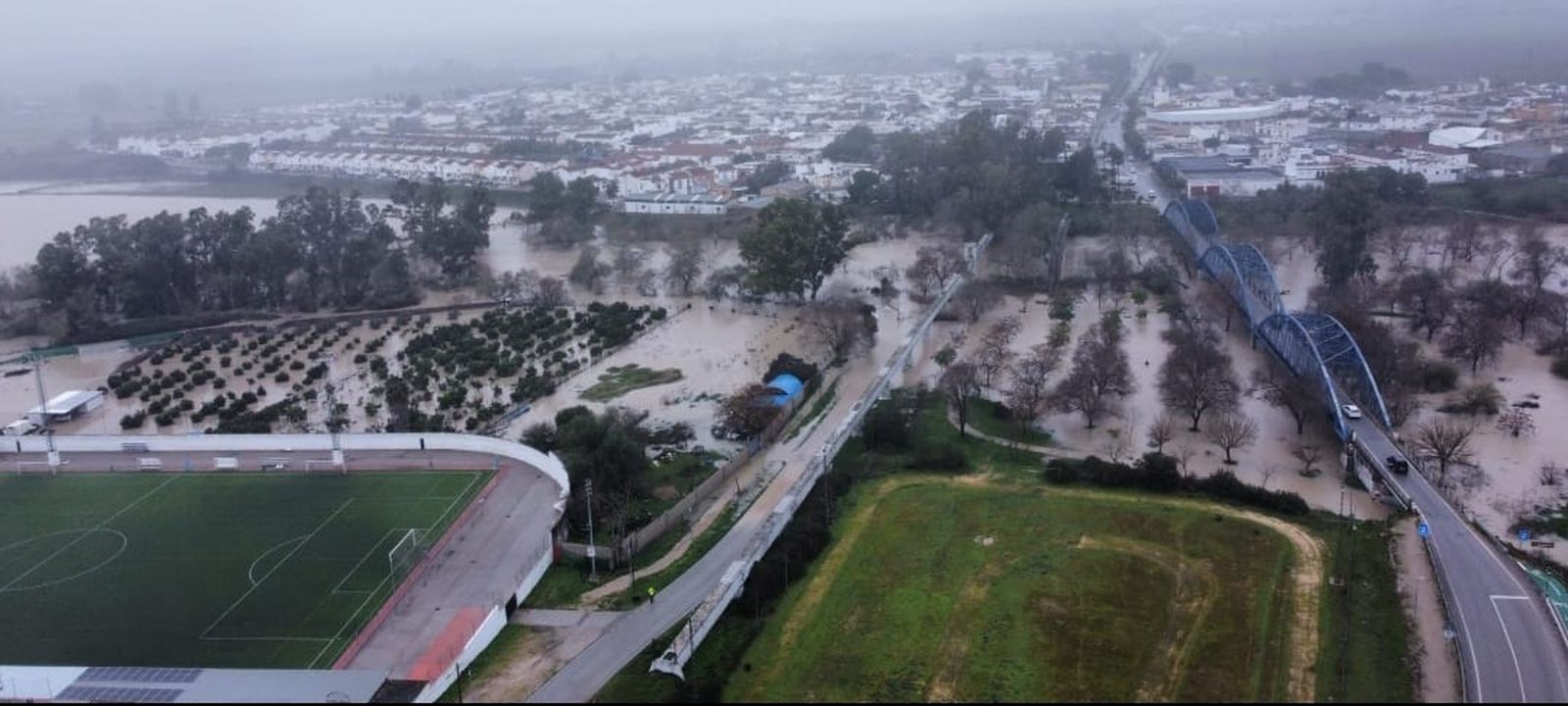 Parcelas anegadas por el Guadalete, con el campo de fútbol de La Barca a la izquierda de la imagen.