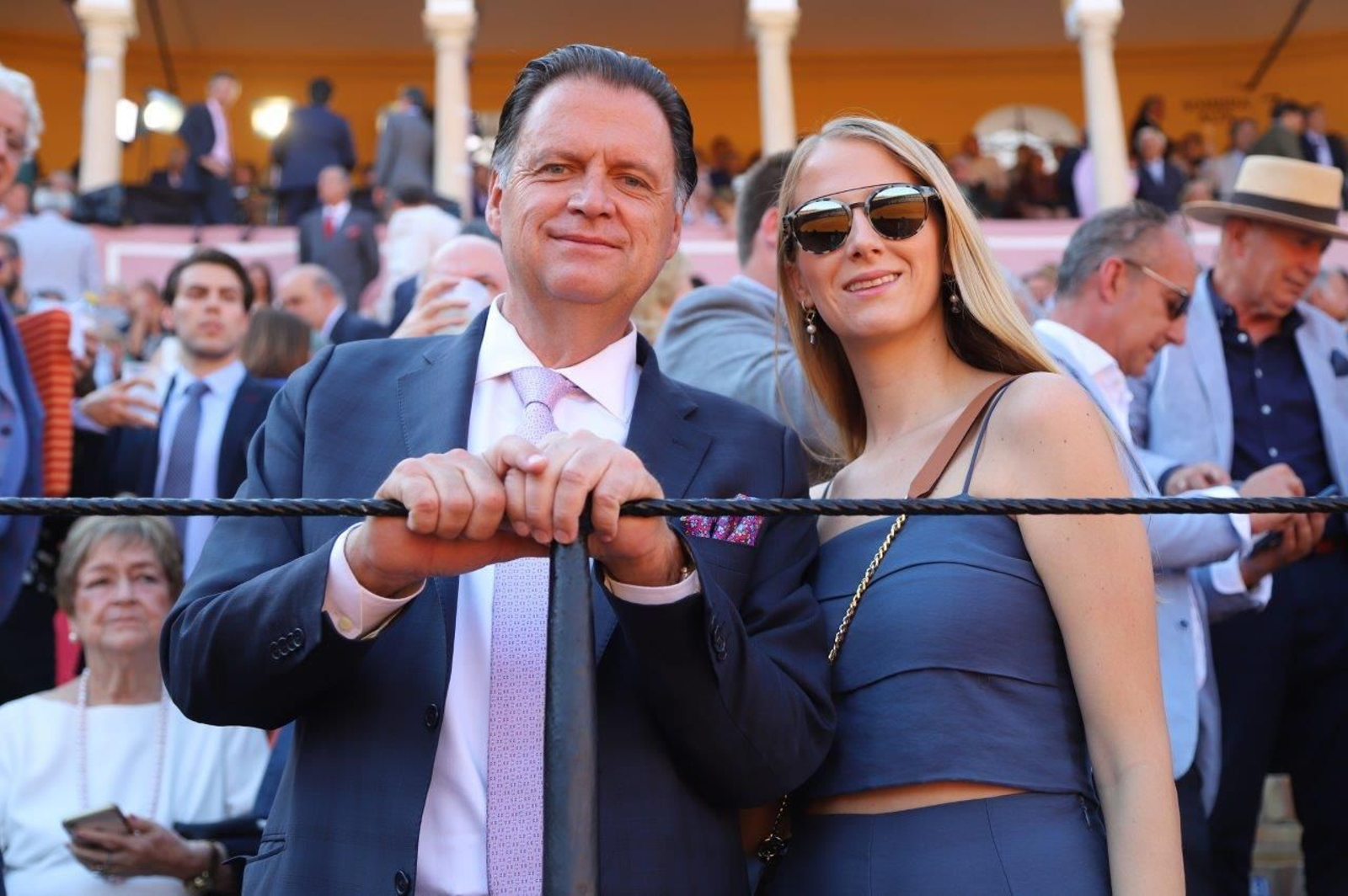 Las fotos de los famosos y la autoridades en la corrida del viernes de Feria de Abril