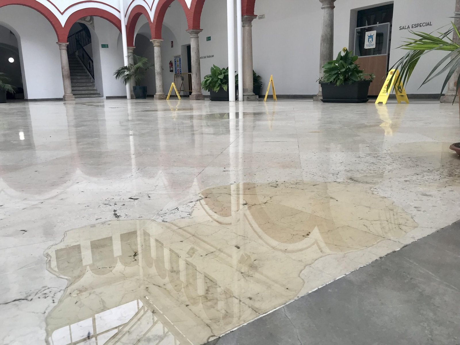 Un charco crece lentamente en el patio central del museo municipal de Algeciras, este viernes.
