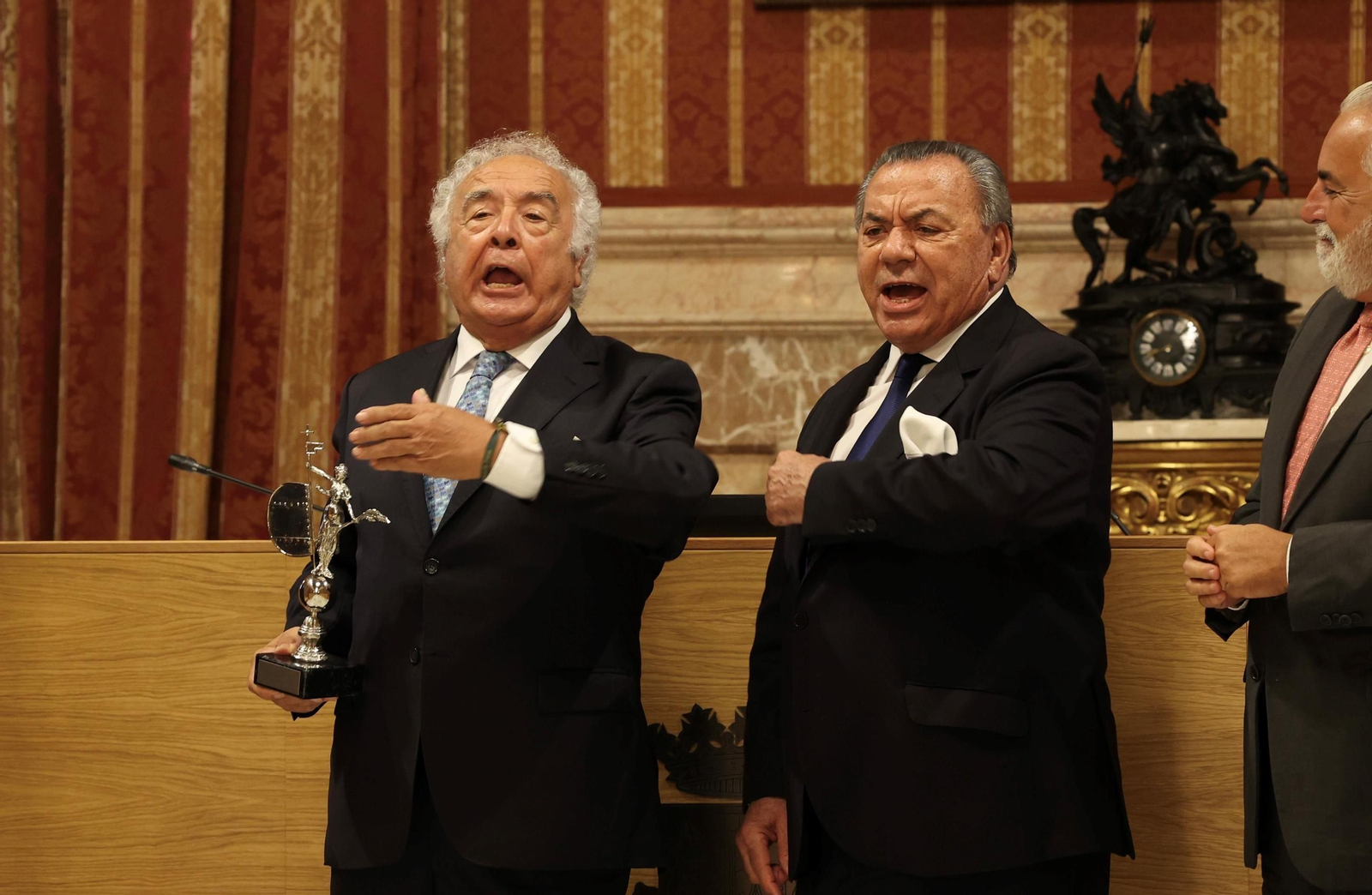 Los del Río con el galardón, esta tarde en el Ayuntamiento de Sevilla.
