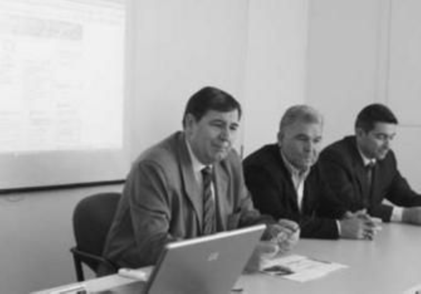 Salvador Frutos, junto al presidente y al gerente de Acangra.