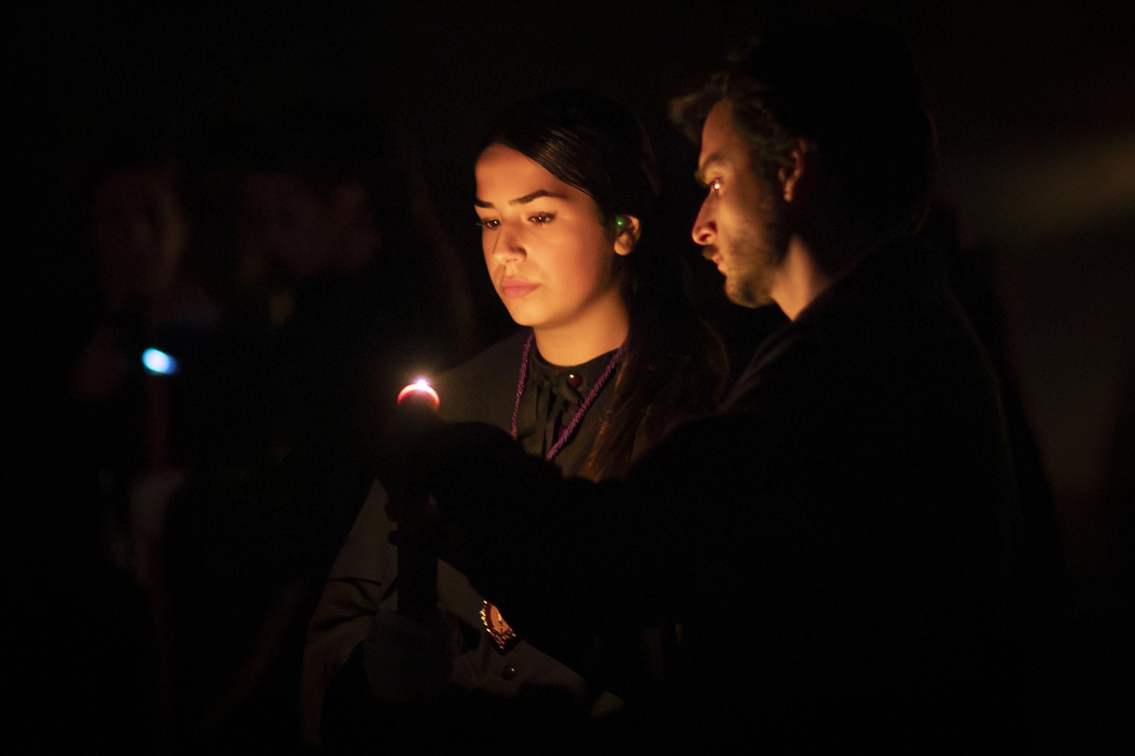 Silencio y oscuridad: las mejores fotos de la procesión del Cristo de la Misericordia de Granada