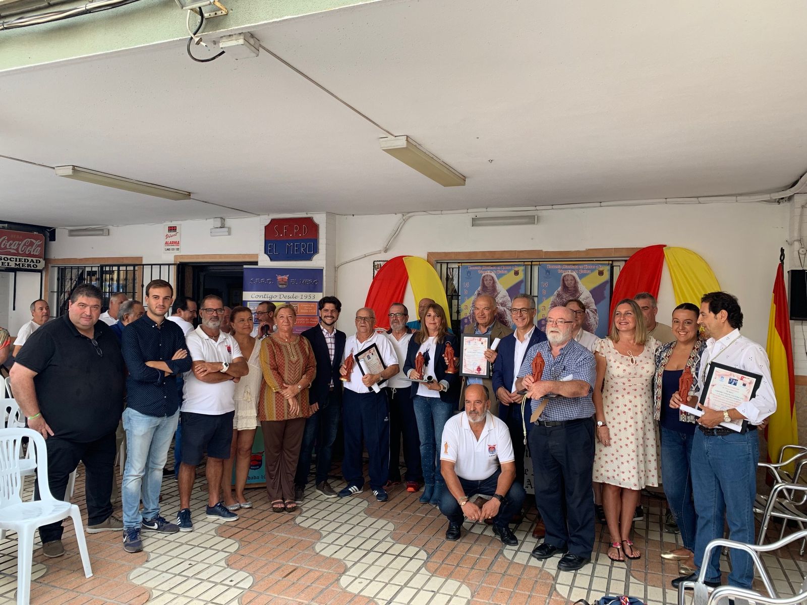 Los premiados, junto a miembros de El Mero y de la corporación municipal