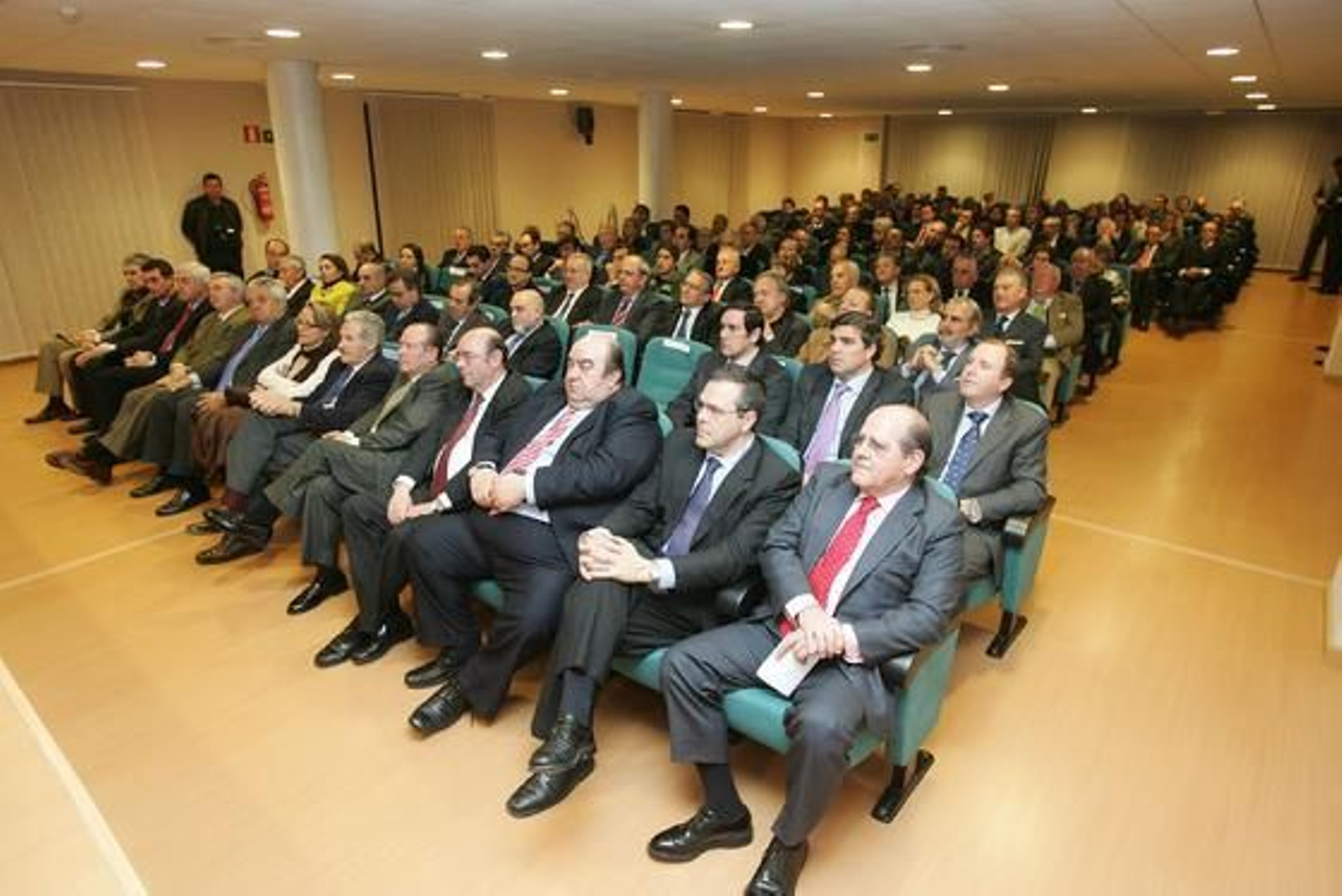 Responsables públicos, institucionales y del sector empresarial, ayer en el acto de conmemoración.

Foto: Pascual