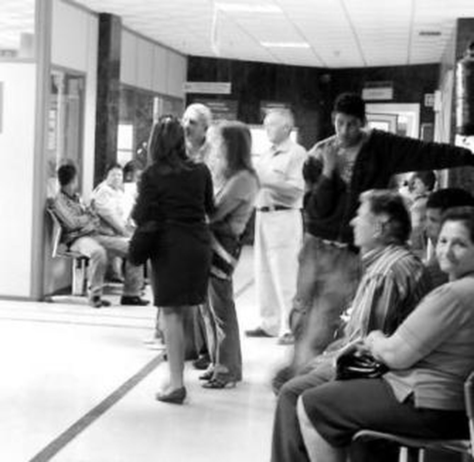 Pacientes esperan su turno en los pasillos de La Inmaculada.