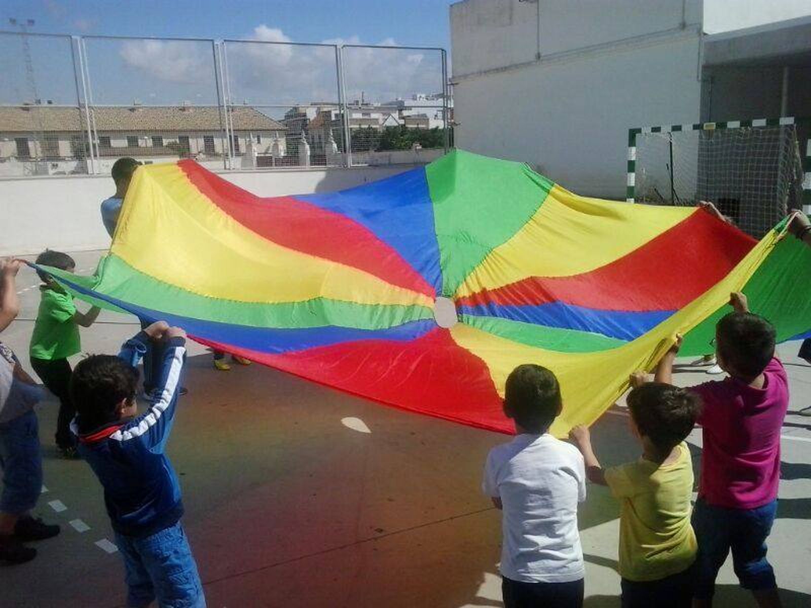 Imagen de archivo de una actividad durante la celebración de una escuela de verano en el Distrito Sur.
