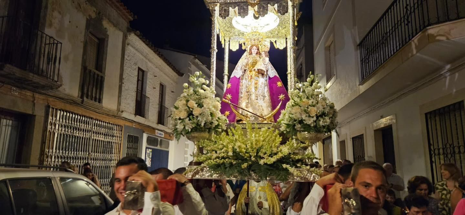 La procesión de la Virgen de la Antigua en Hinojosa del Duque, en imágenes