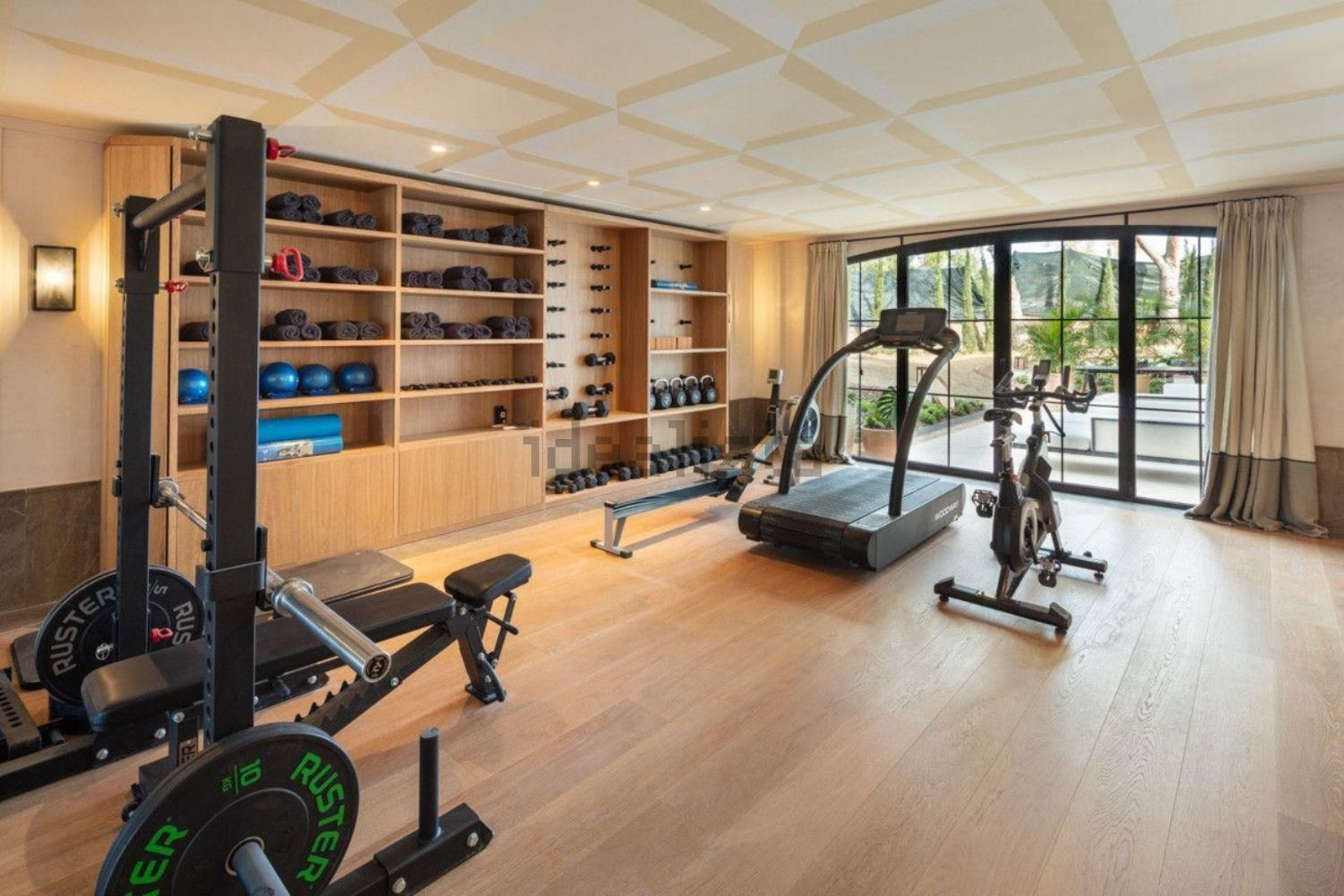 Zona de gimnasio Así es por dentro la vivienda de lujo más a la venta en Málaga: 35 millones