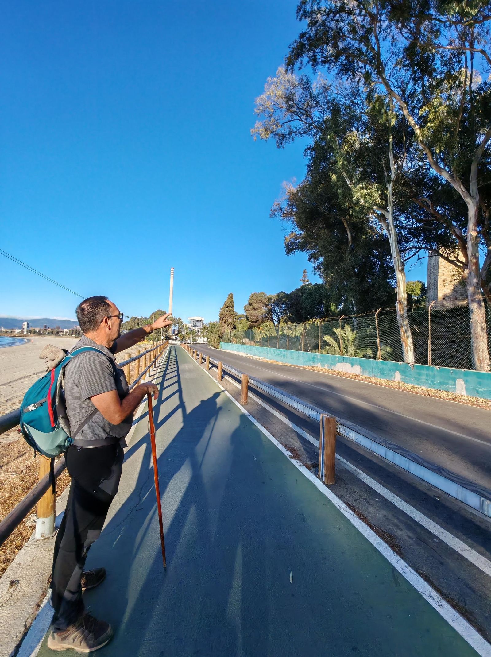 El camino frente a la torre del Rocadillo y Carteya.