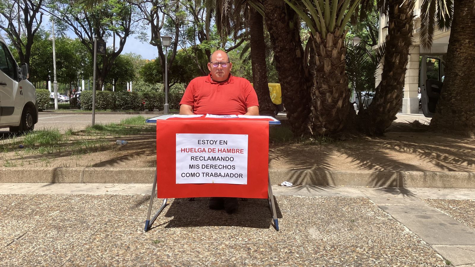 Julio César Hierro, sentado en la explanada delante de la Audiencia de Sevilla.