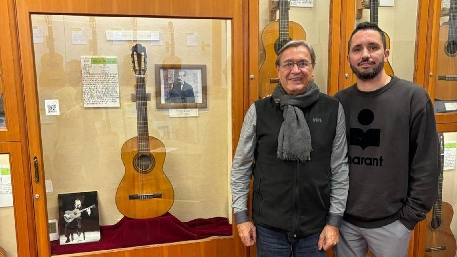 José Manuel Cano Robles con su hijo mayor José Manuel Cano en el Palacio de la Guitarra en 2024