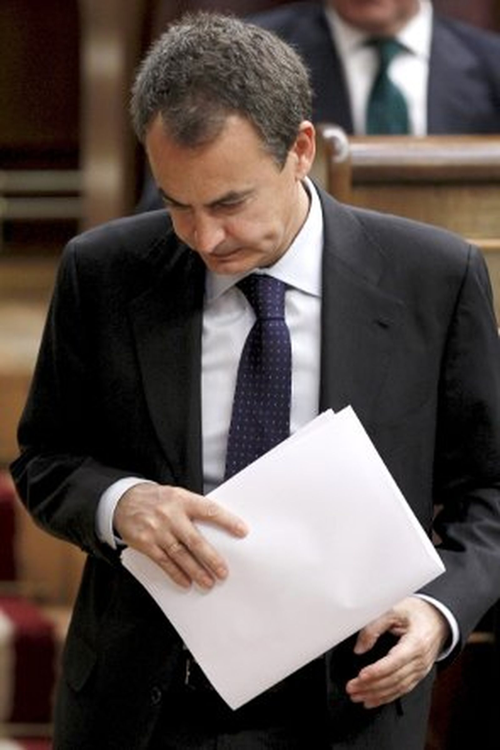 Zapatero advierte que sin el plan de ajuste habría que "pensar en la quiebra"