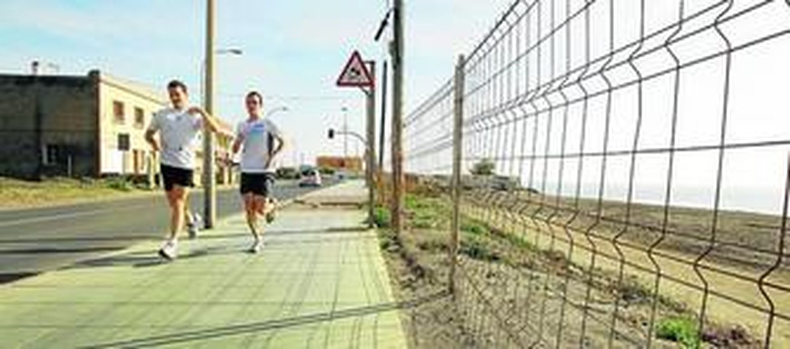 Dos jóvenes practican deporte en la zona donde Costas tiene previsto regenerar la playa y dotarla de paseo marítimo.
