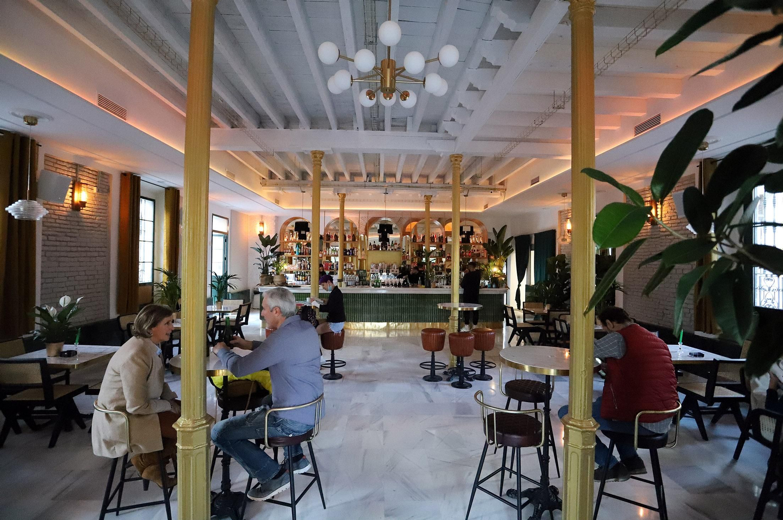 Tomarse una copa en 'La Casona', la emblemática construcción onubense de principios del siglo XX