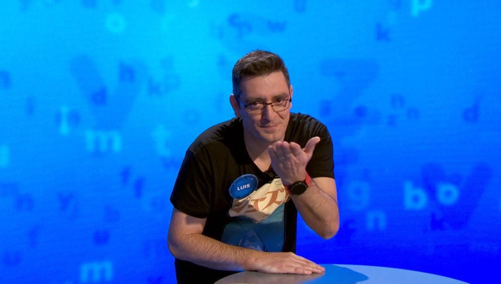 Luis de Lama lanza un saludo en la prueba del rosco