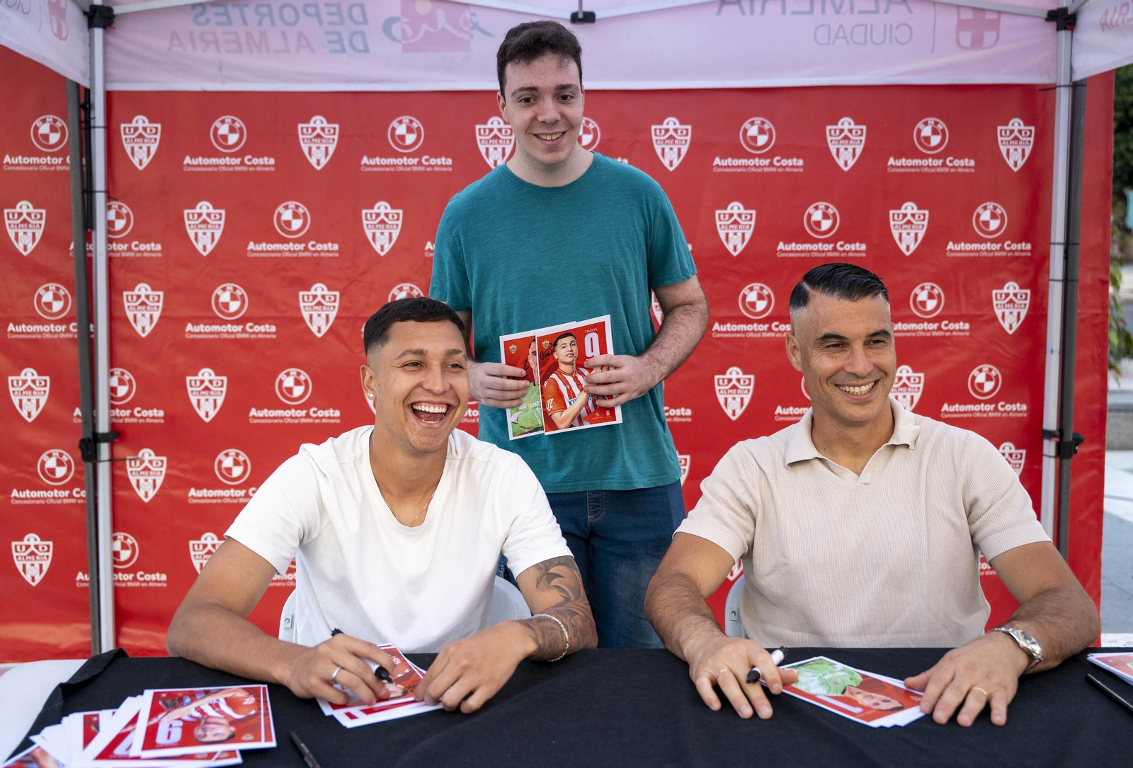 Los jugadores de la UDA Thalys y Andrés firman autógrafos