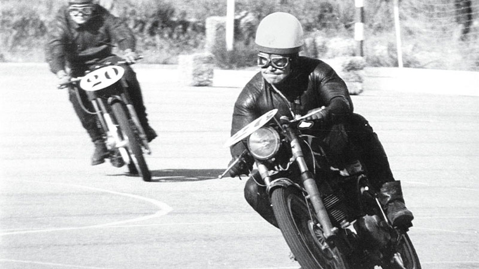Carmelo Ezpeleta, pilotando una moto en una carrera en su juventud.