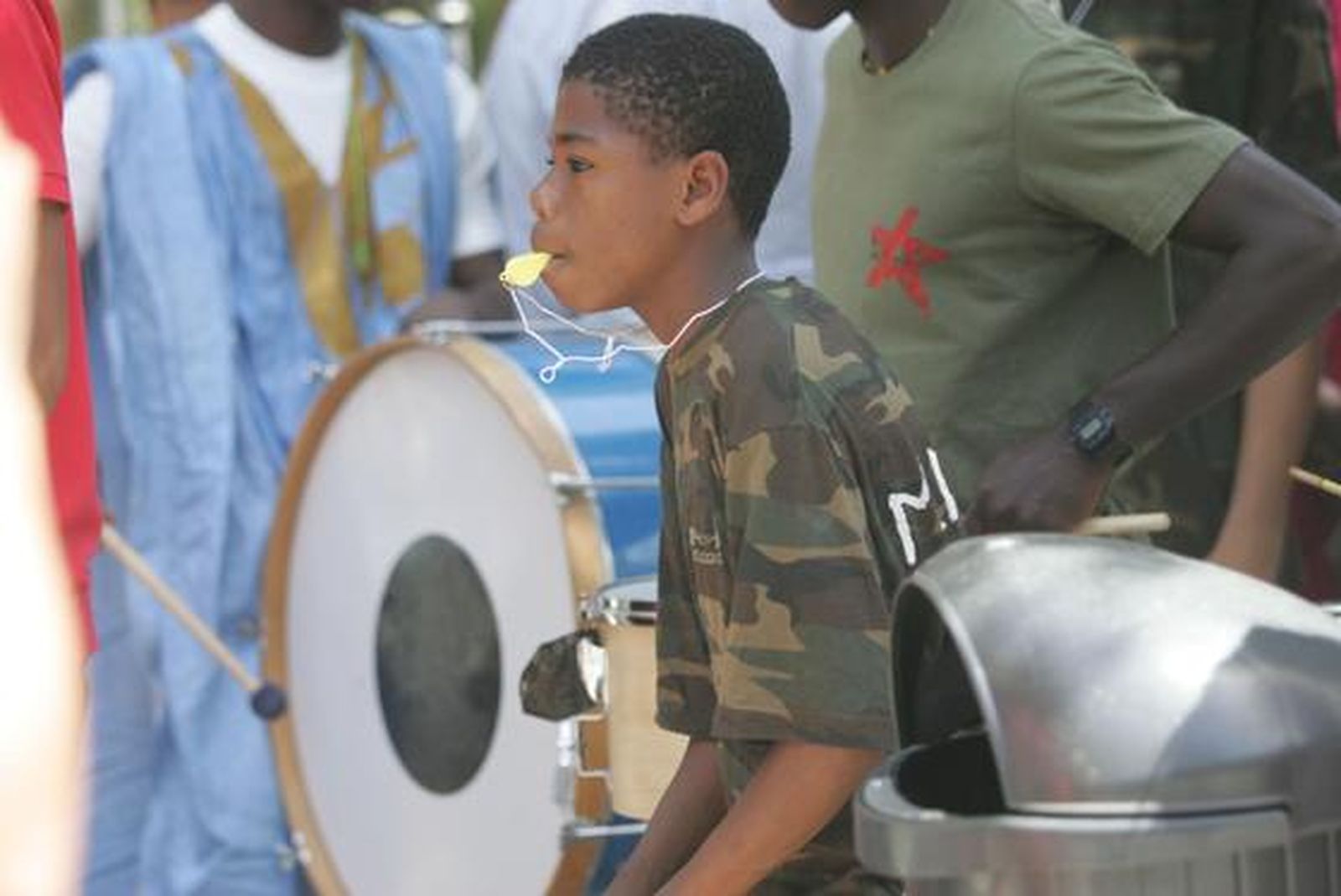 Unas 200 personas reclaman el Sahara libre antes el Consulado de Marruecos donde les responden unos 30 marroquíes gritando y besando la bandera de su país./Fotos:J.M.Quiñones

Foto: J.M.Q.