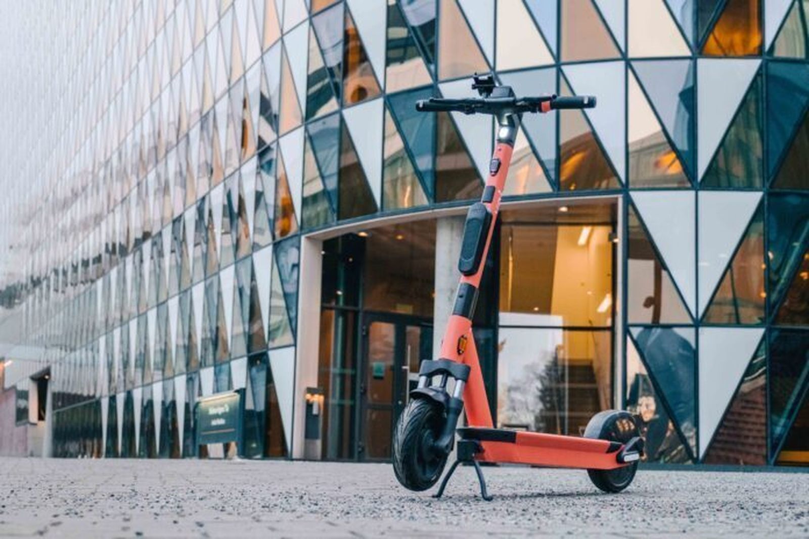 Patinete de la marca Voi.