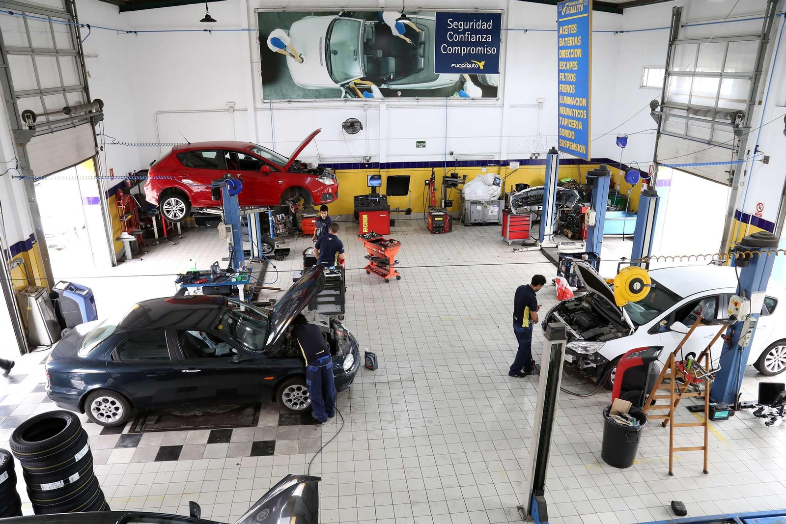 Un taller de coches, en plena actividad.