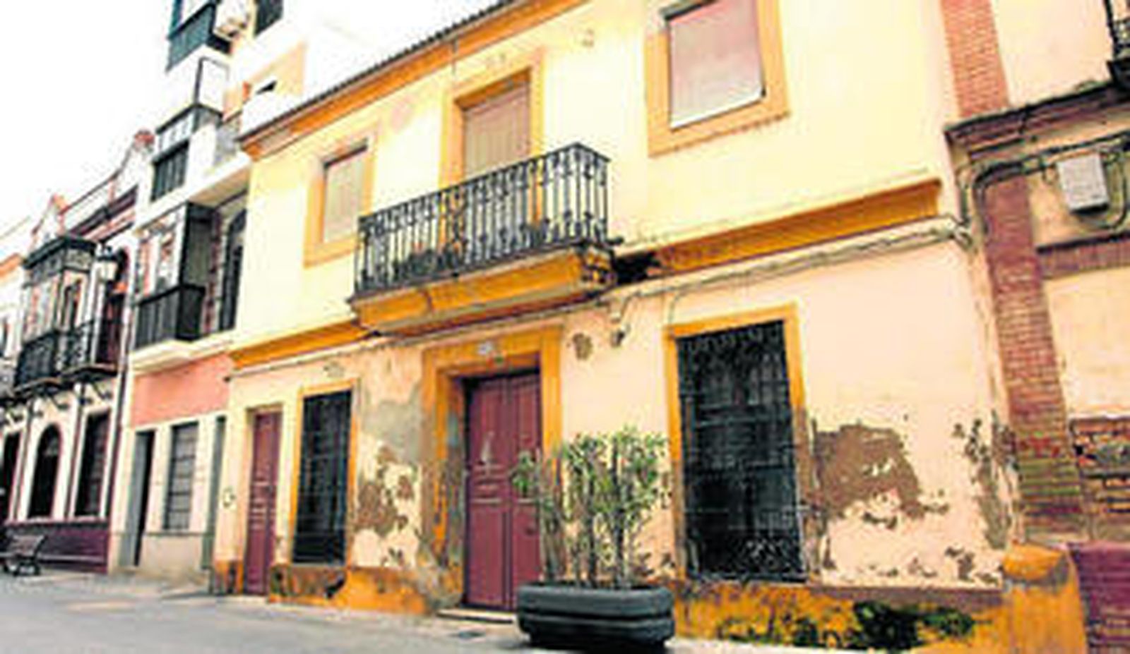El edificio del número 45 de la calle Rico, que tenía la fachada protegida desde hacía más de una década, ha sido definitivamente descatalogado.