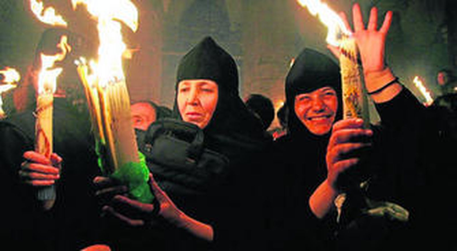 Tras la misa del sábado por la noche se encienden velas y se va a la playa.
