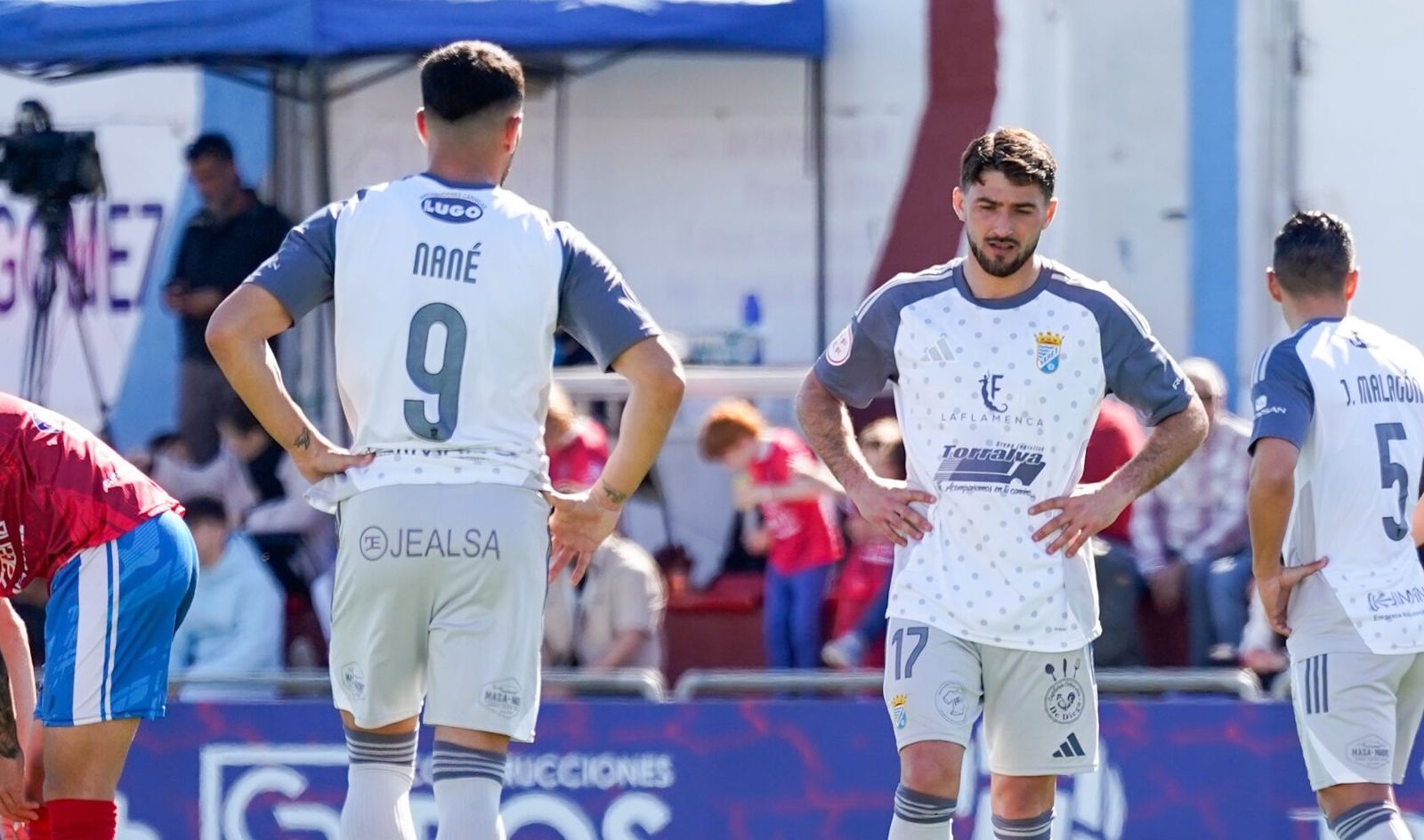 Nané, Chuma y Josete, Brazos en jarra y cabizbajos tras recibir el 1-0 de la Minera.
