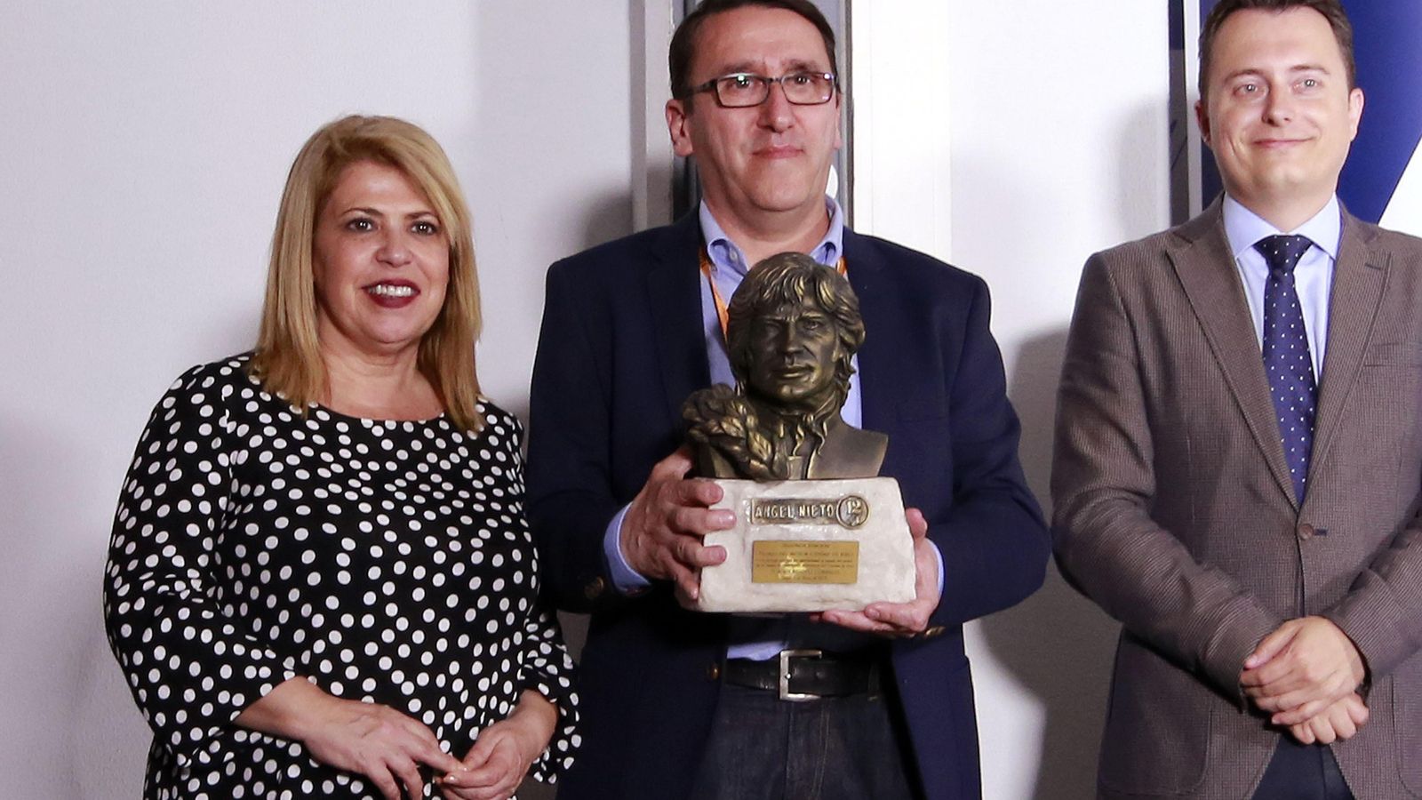 El periodista Jesús Benítez junto a Mamen Sánchez y Santiago Galván. El periodista Jesús Benítez junto a Mamen Sánchez y Santiago Galván.