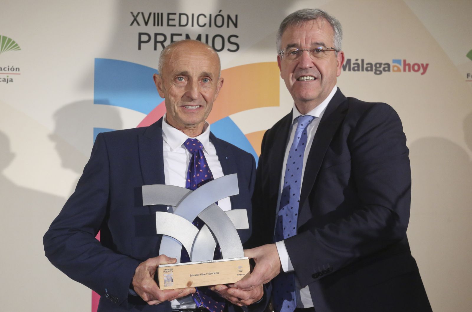 El alcalde de Estepona, José María García Urbano, entrega el premio a Salvador Pérez ‘Senderito’.