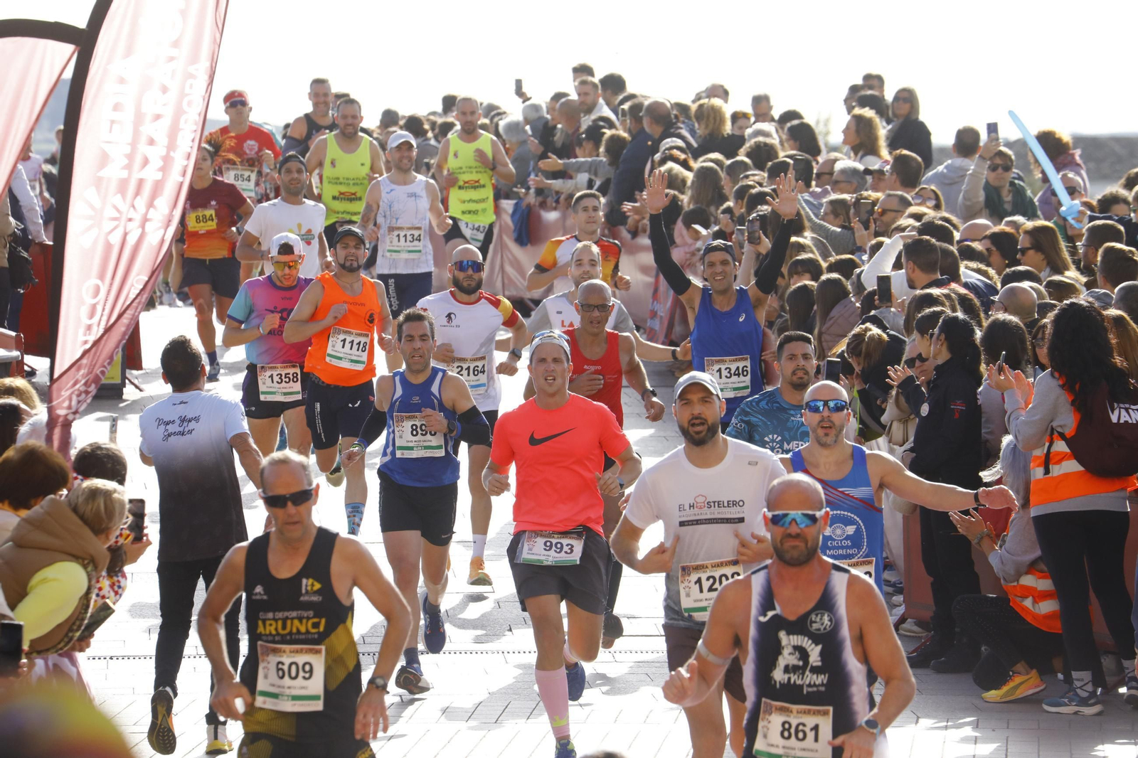 La gloria de cruzar la Puerta del Puente: las fotos de la línea de meta de la Media Maratón de Córdoba 2024