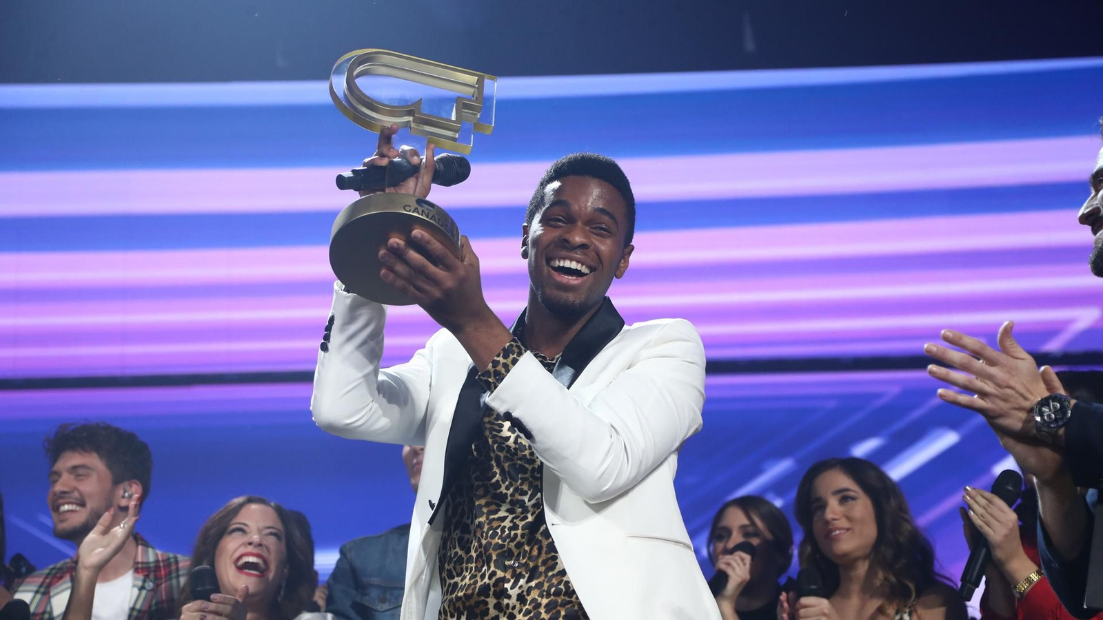 Famous alza el trofeo como nuevo ganador de 'Operación Triunfo'