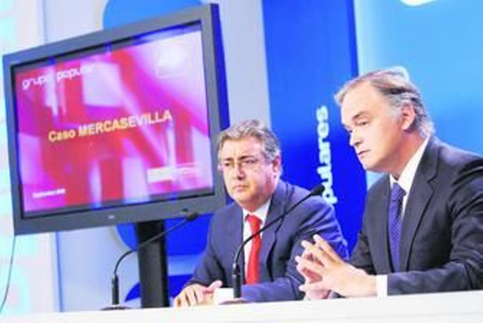 Juan Ignacio Zoido y Esteban González Pons, ayer en la sede nacional del PP.