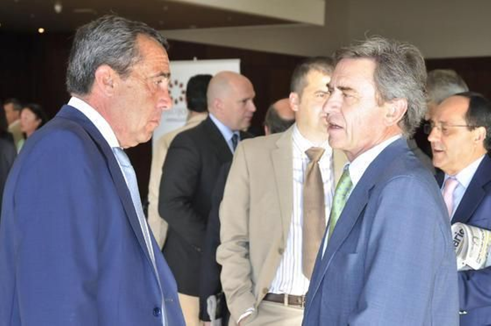 Alberto Yarte, director de Iberdrola en Andalucía, con  José Luís Calvo, de Isotrol.

Foto: Juan Carlos Vázquez