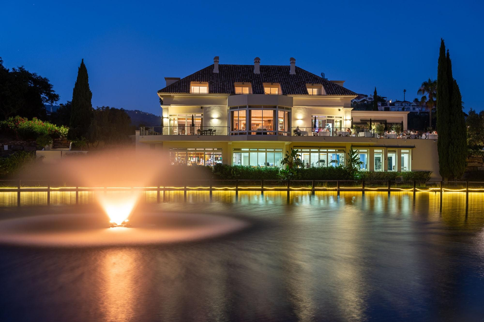 Una imagen desde los jardines del restaurante El Lago Una imagen desde los jardines del restaurante El Lago