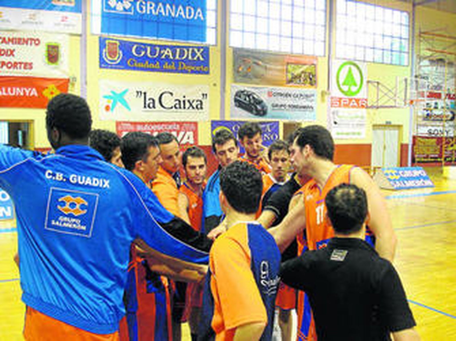 La plantilla del Grupo Salmerón durante un tiempo muerto.