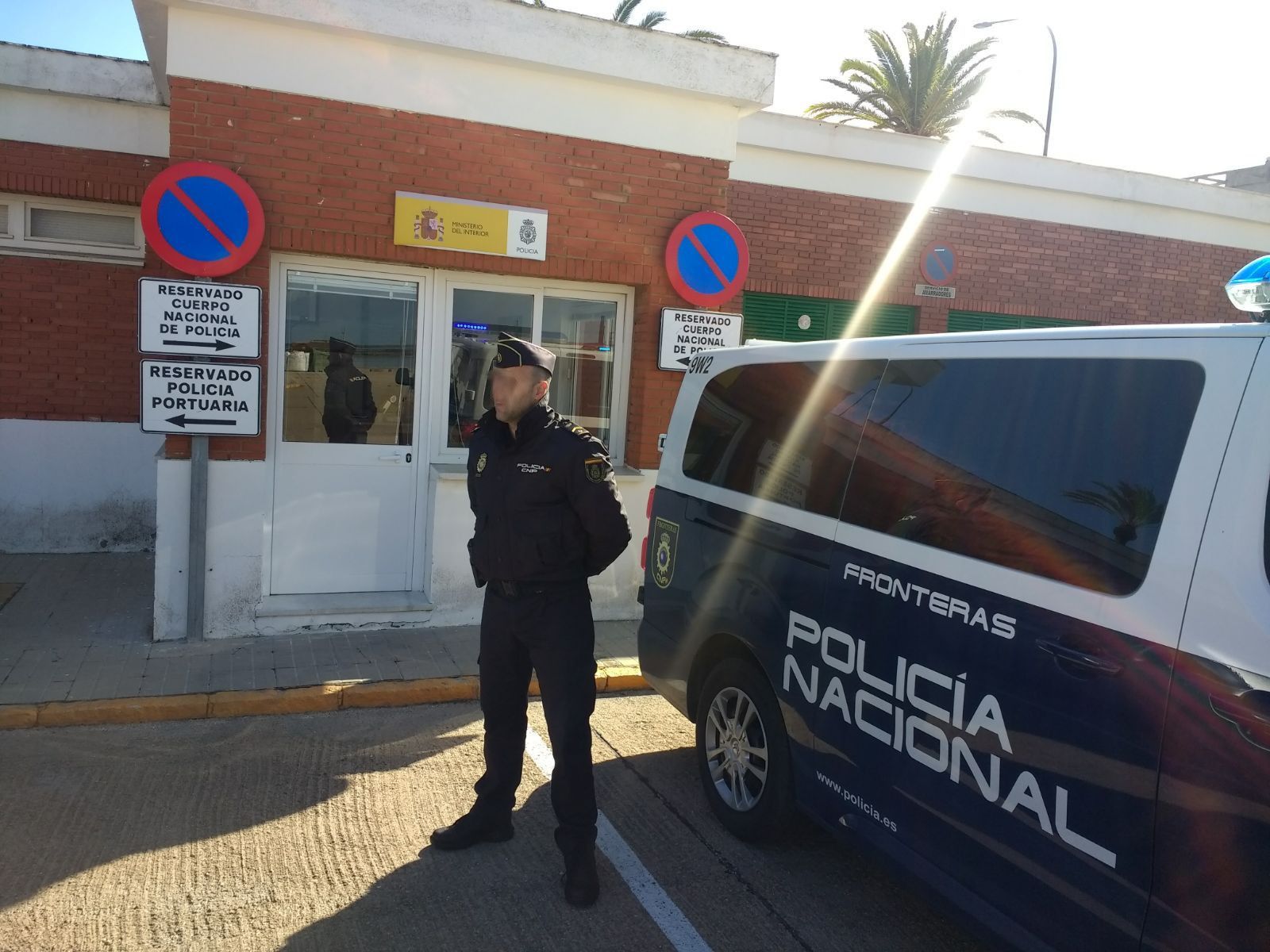 Uno de los agentes de la Brigada de Extranjería de Huelva, a las puertas de las instalaciones policiales portuarias.