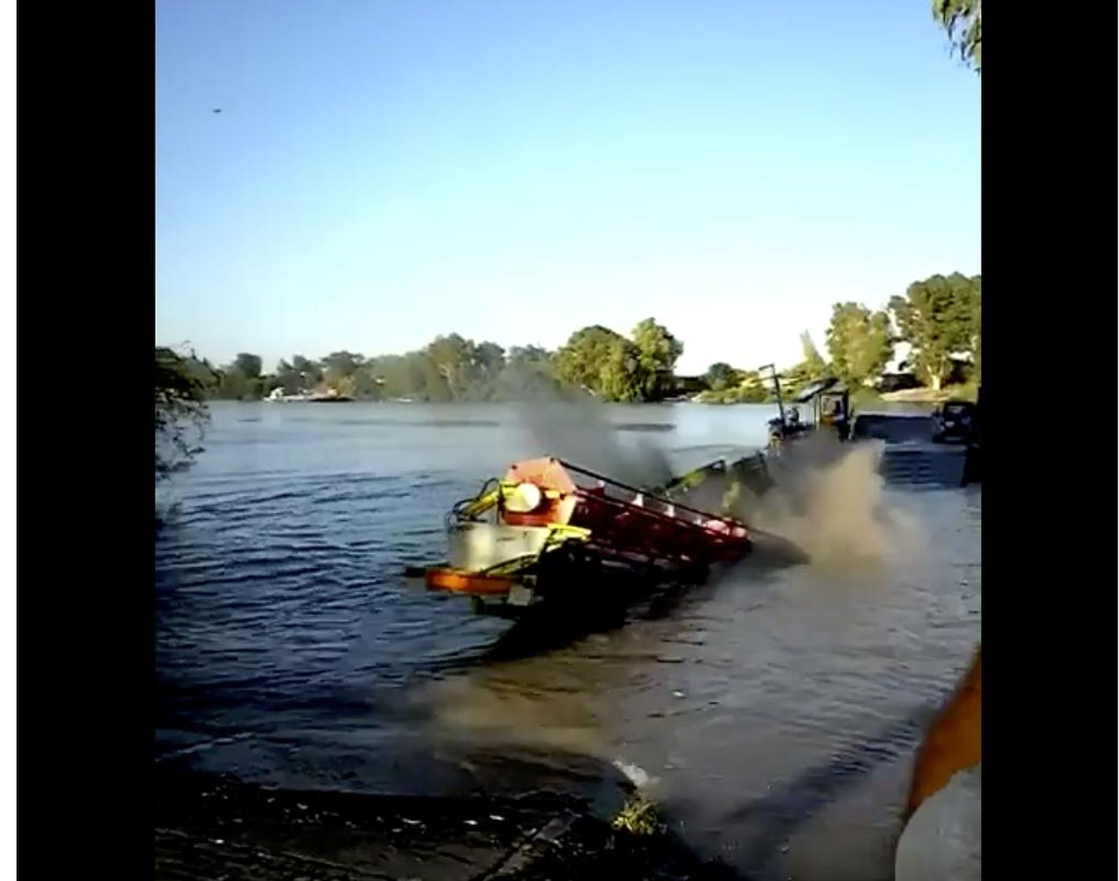 Instante en el que la cosechadora cayó al Guadalquivir