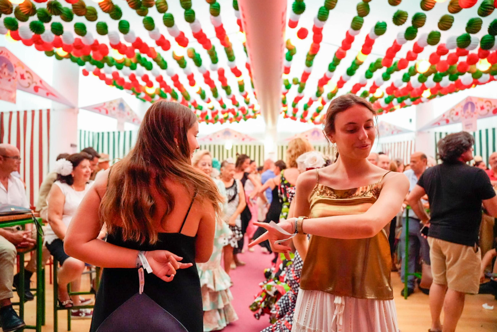 Así bailan en el concurso de sevillanas de La Lola de la fería de Almería