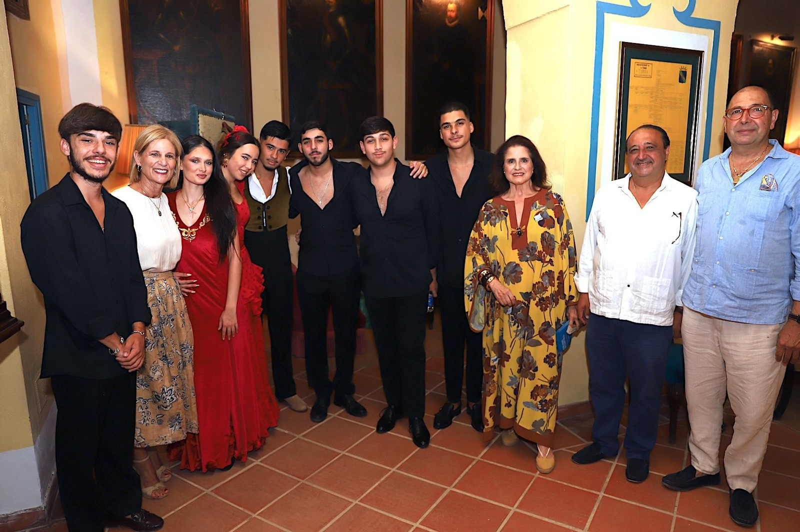 La alcaldesa, junto a artistas y organizadora.