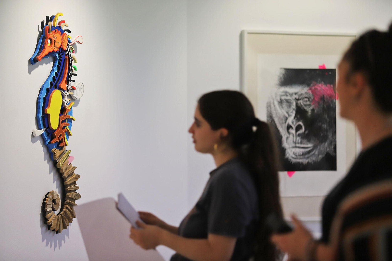 Imágenes de la exposición del artista onubense Wild Welva titulada 'El adiós, el comienzo y todo lo demás'.