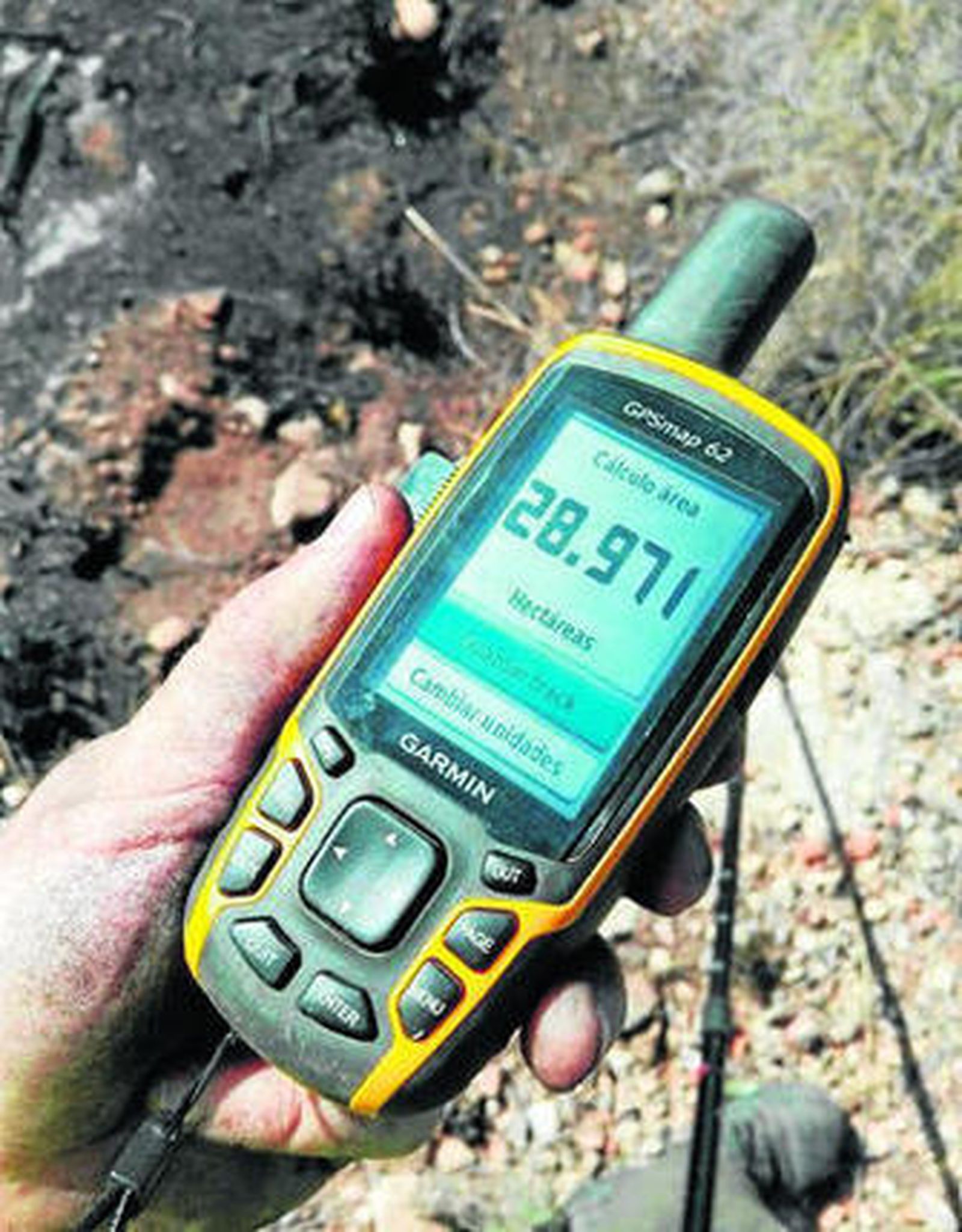 Medición final con GPS de las hectáreas calcinadas por el incendio en Enix.