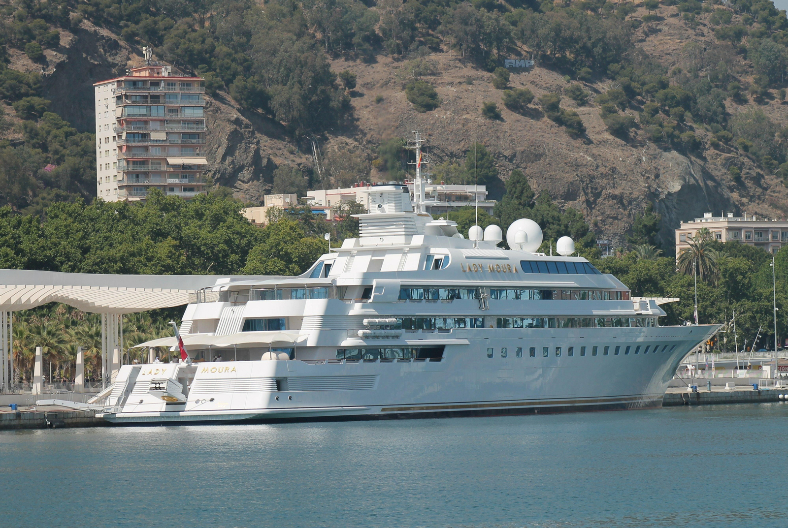 El superyate ‘Lady Moura’ en el puerto de Málaga este lunes.