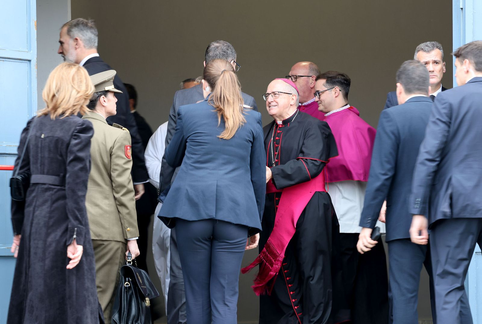 Fotografías de la llegada de los reyes Felipe VI y Doña Letizia al funeral por las víctimas de Adamuz en Huelva