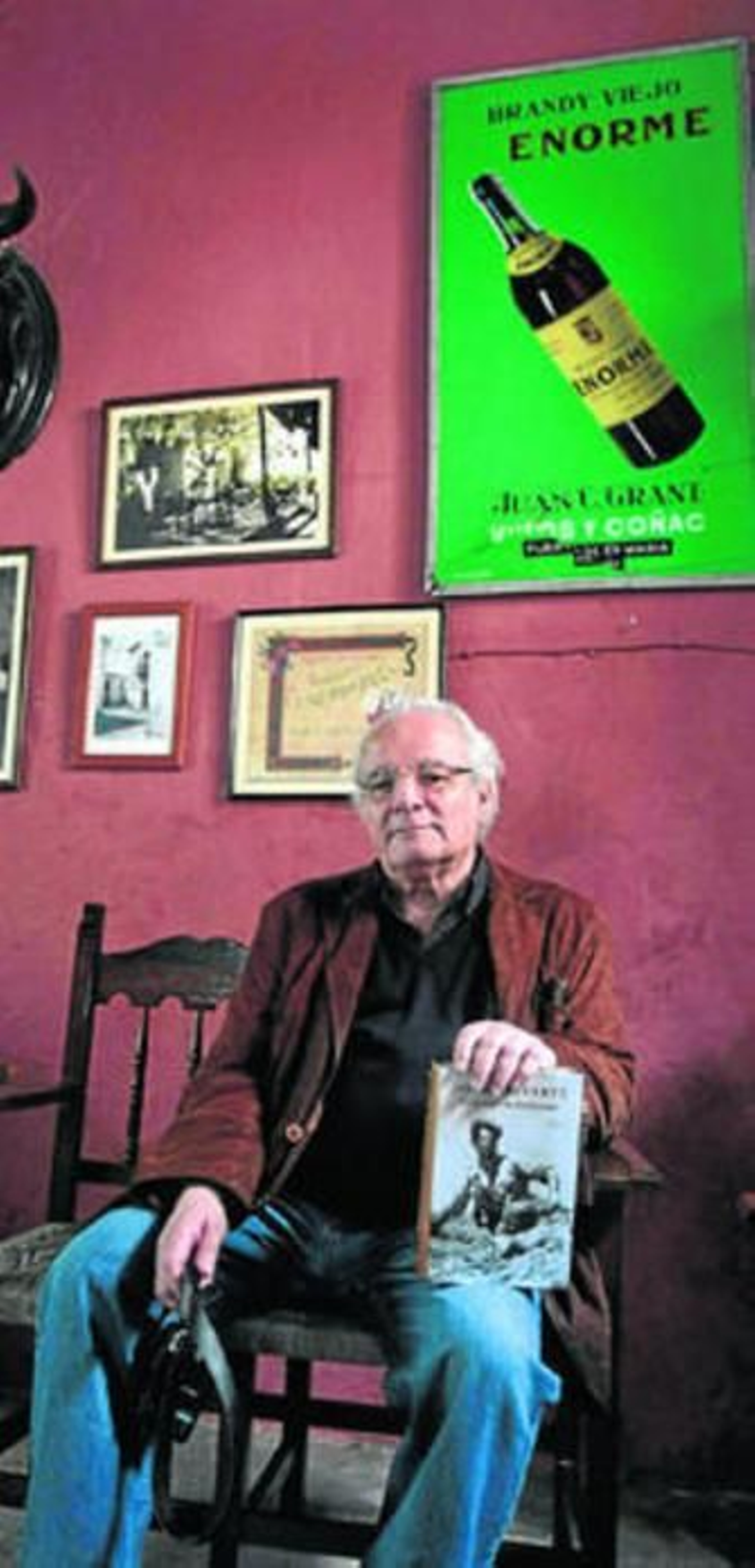 Javier Reverte, en una parada del paseo en las bodegas Grant.