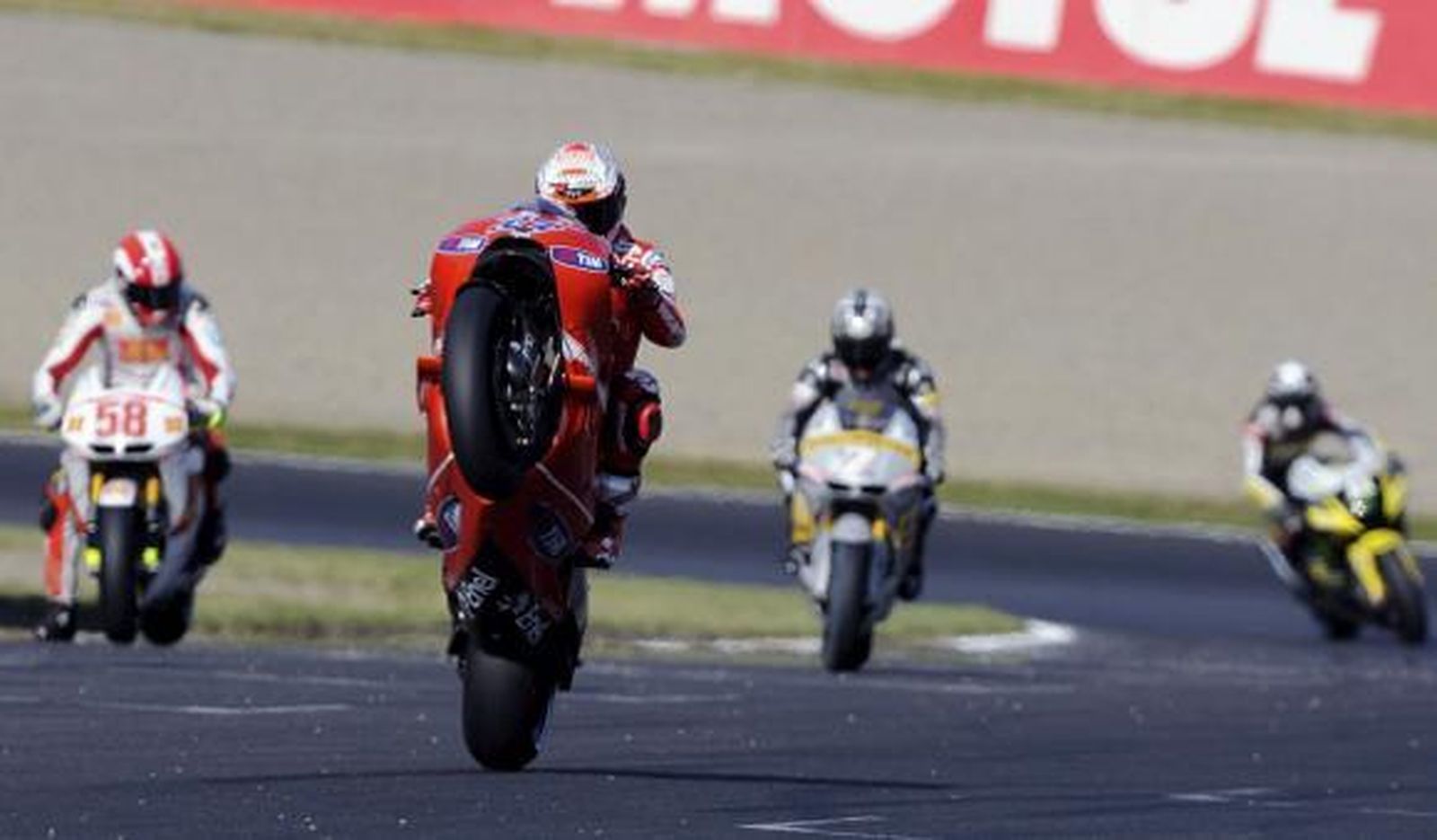 Dovizioso, Simón y Márquez dominan en sus categorías