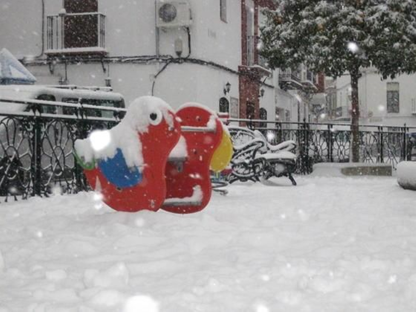 Un parque infantil en Calle Mesones quedó totalmente blanco.

Foto: C. Valdivieso