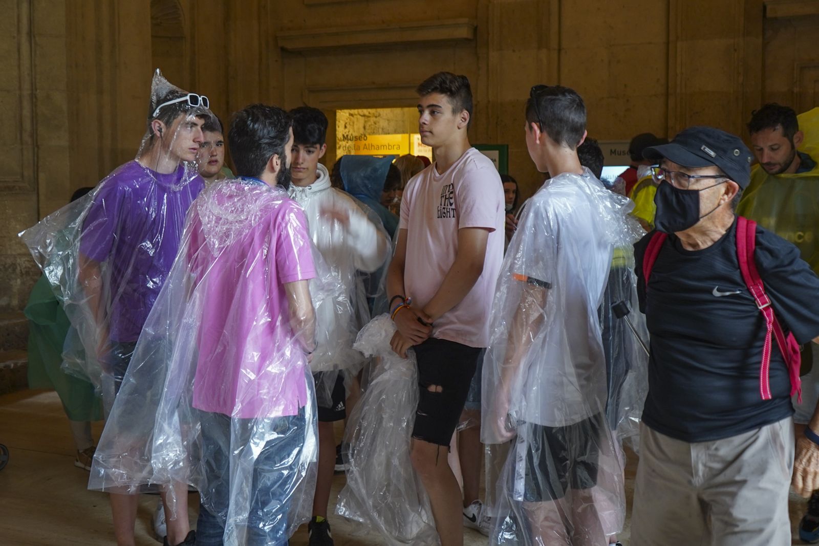 Granada da la bienvenida a un verano pasado por agua