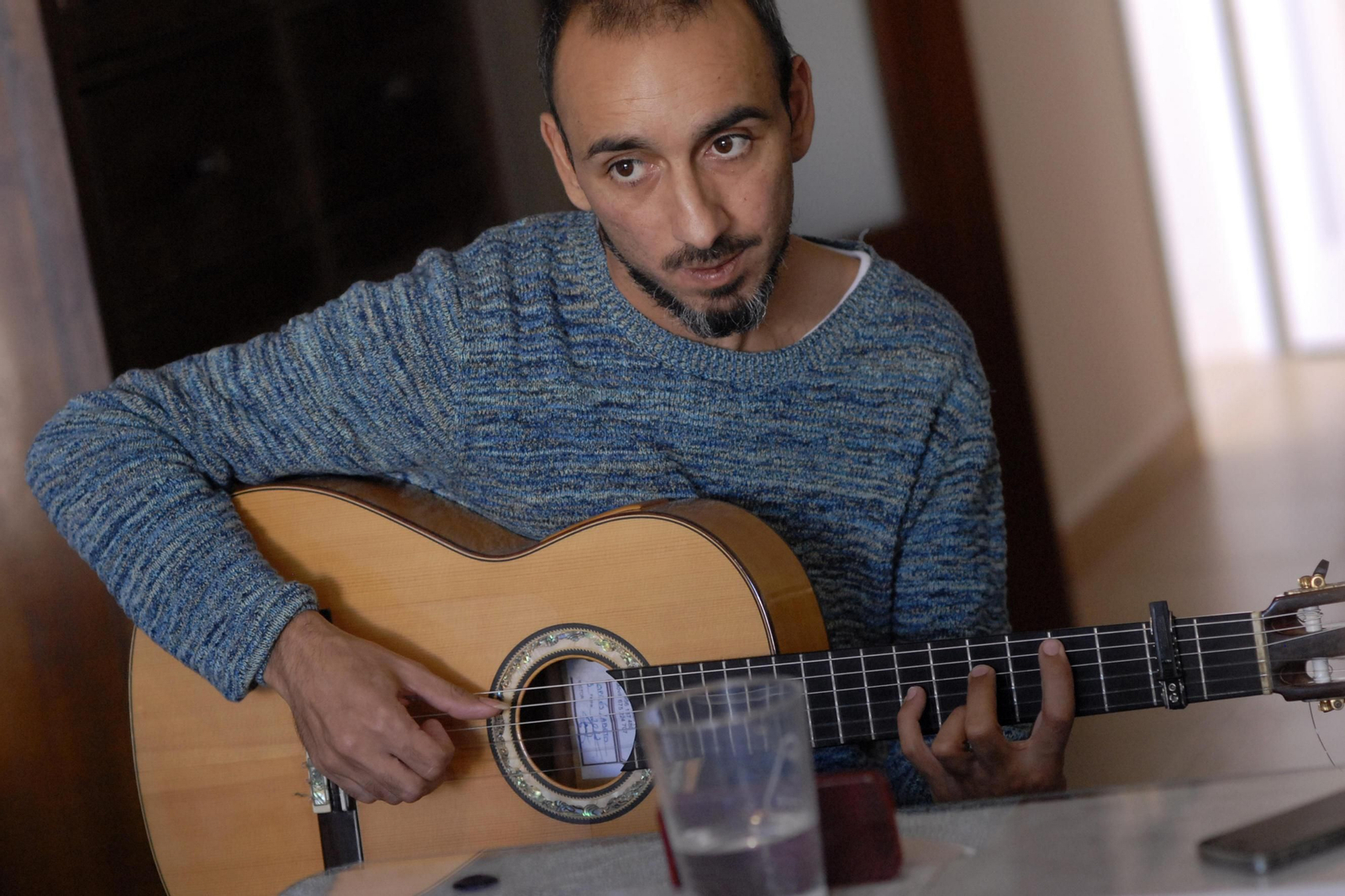 El guitarrista Rycardo Moreno, en su estudio de Lebrija.